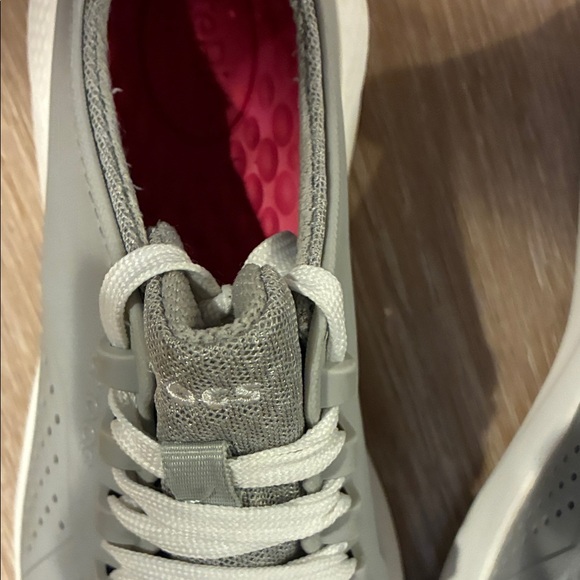 Crocs Lite Ride Pacer Sneaker 205234 by Women's Gray and Pink Waterproof light - Picture 2 of 6